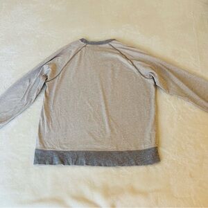 GAP Men's Light Gray Crewneck Sweatshirt